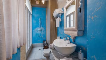 Room (Comfrot Double Room) | Bathroom | Shower, free toiletries, hair dryer, slippers