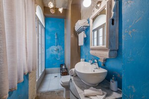 Room (Comfrot Double Room) | Bathroom | Shower, free toiletries, hair dryer, slippers
