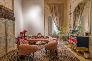 Suite | Ropa de cama de alta calidad, escritorio, cortinas opacas