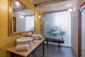 Suite (with Maltese Balcony) | Badezimmer | Dusche, kostenlose Toilettenartikel, Haartrockner, Hausschuhe