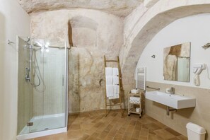 Comfort Suite, City View | Bathroom | Shower, free toiletries, hair dryer, towels - CasAmata (Matera)