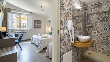Comfort Triple Room | Bathroom | Free toiletries, hair dryer, bidet, towels