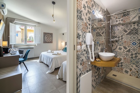 Artículos de tocador gratuitos, secador de pelo, bidet, toallas