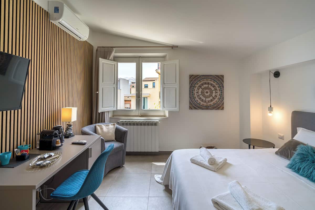 In-room safe, desk, soundproofing, free WiFi