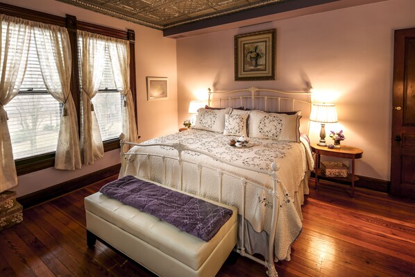 Church Steeple Suite/Jetted Tub for Two | Literie de qualité, lit avec matelas à plateau-coussin