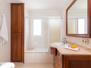 Badewanne, Haartrockner, Handtücher