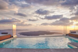 Seasonal outdoor pool, an infinity pool - Villa Ioli Anastasia (Santorini)