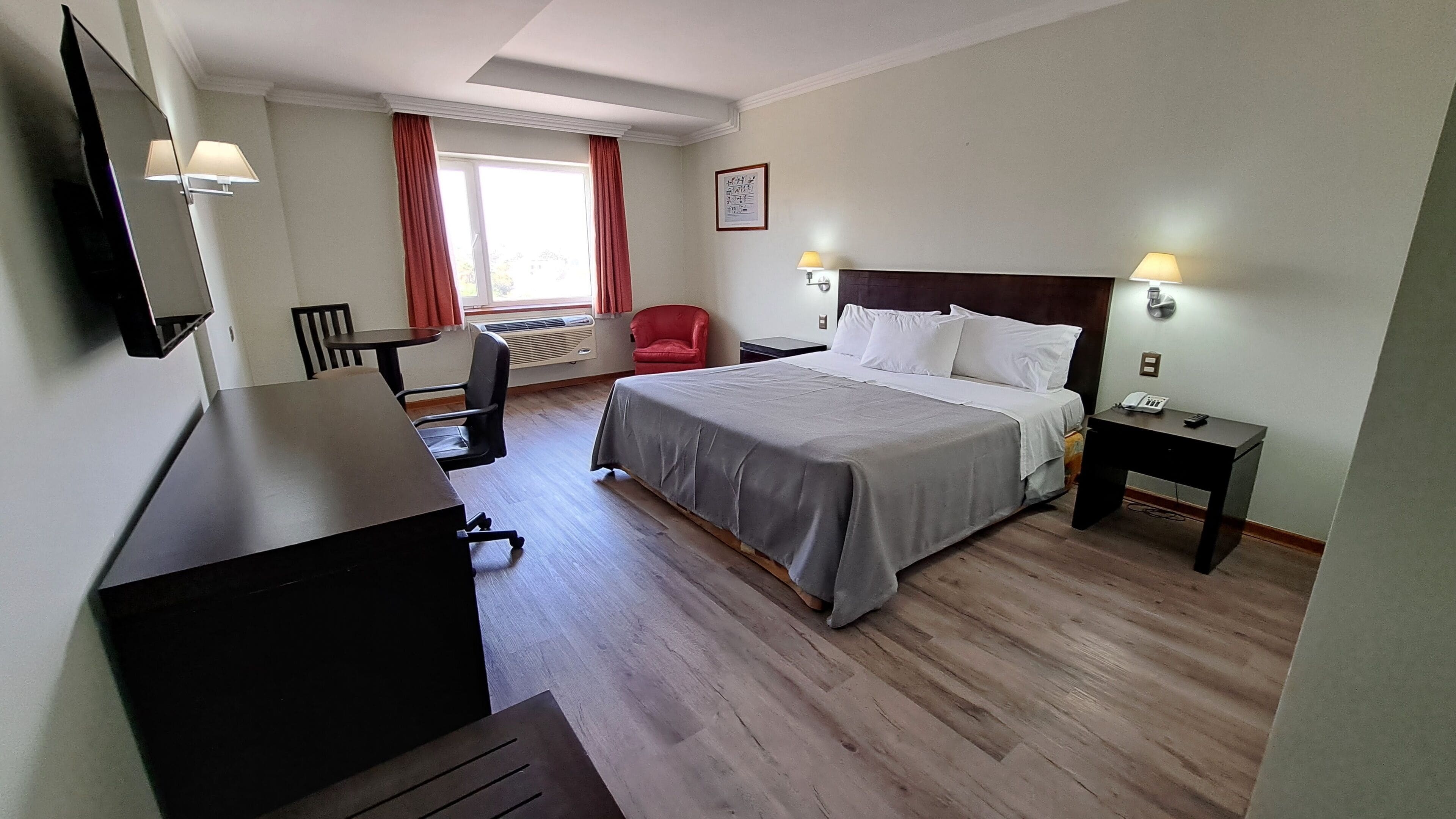 standard room | minibar, in-room safe, desk, free wifi