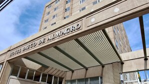 Entrada de un hotel con un letrero que dice "HOTEL DIEGO DE ALMAGRO".