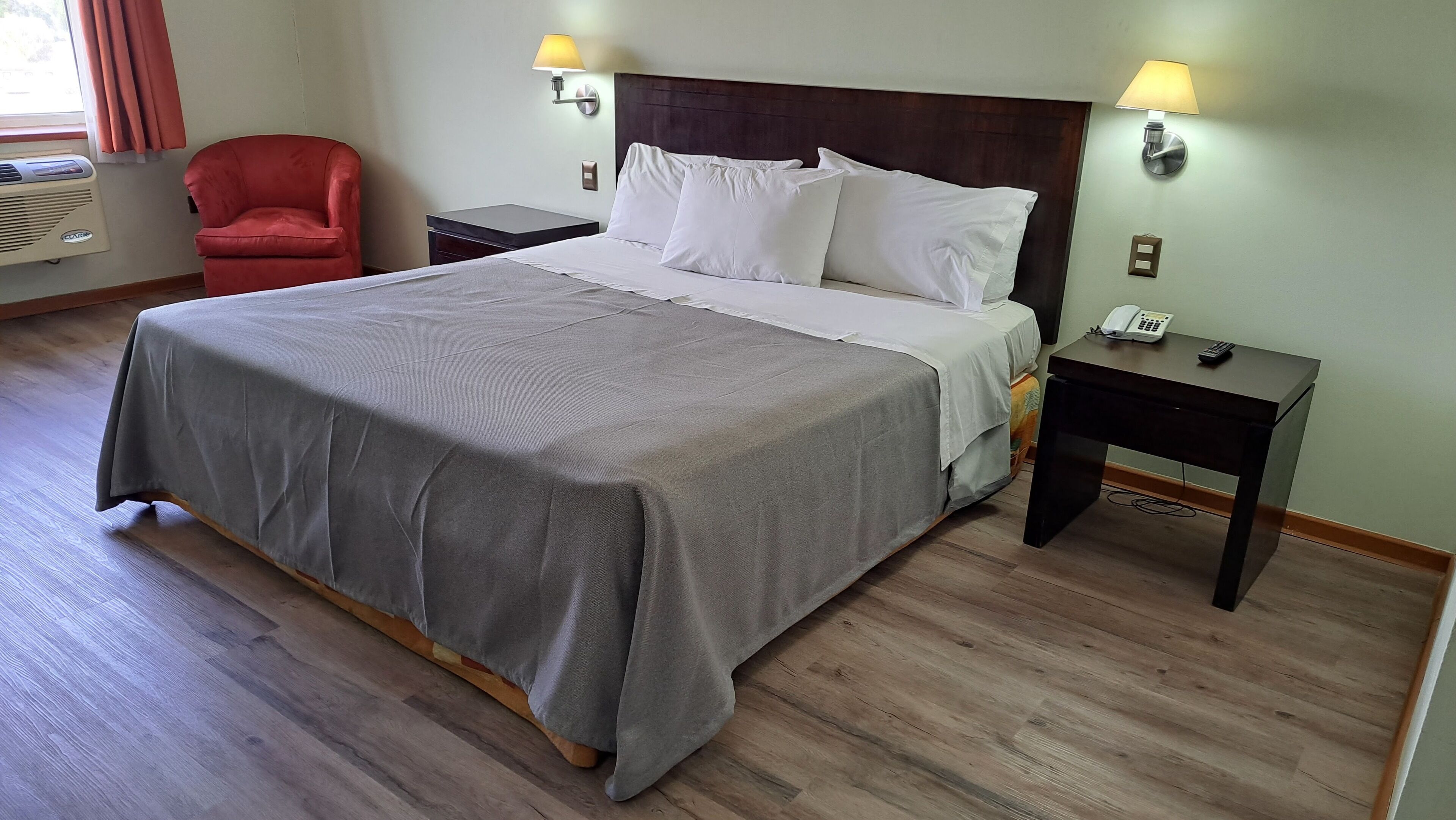 standard room | minibar, in-room safe, desk, free wifi