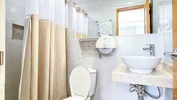 Standard Double Room | Bathroom | Shower, free toiletries, towels