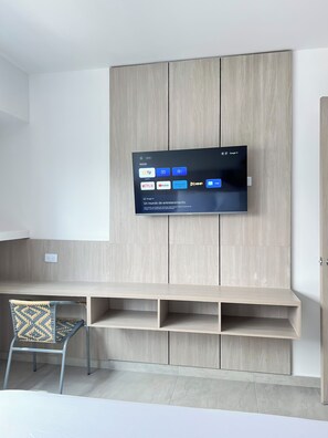 Escritorio, cortinas blackout y tabla de planchar con plancha 