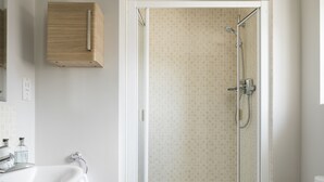 A bathroom with a shower, sink, and toilet. - The Rock -  a cottage that sleeps 6 guests  in 3 bedrooms (Rye)