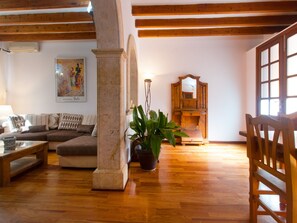 Televisie en een open haard