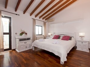 2 habitaciones, escritorio, tabla de planchar con plancha y wifi gratis 