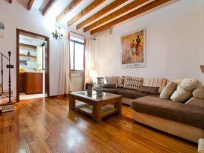 Televisión, chimenea y reproductor de DVD 