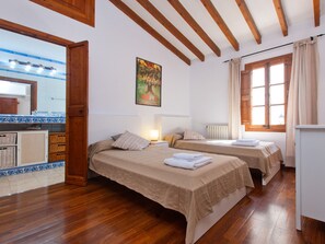 2 slaapkamers, een strijkplank/strijkijzer, reisbedje, gratis wifi