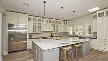 Deluxe House, 6 Bedrooms, Non Smoking | Private kitchen | Full-sized fridge, microwave, oven, stovetop