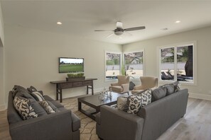 Hus – deluxe, 6 soverom, ikke-røyk | Oppholdsområde | Flatskjerm-TV