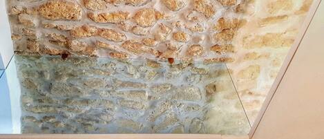 Un mur à texture, orné d’un motif rappelant la pierre, qui fait probablement partie du décor intérieur d’un bâtiment.