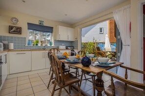 Oven - Camber Cottage -  a cottage that sleeps 8 guests  in 4 bedrooms (Rye)