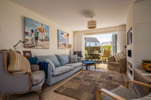 TV - Camber Cottage -  a cottage that sleeps 8 guests  in 4 bedrooms (Rye)