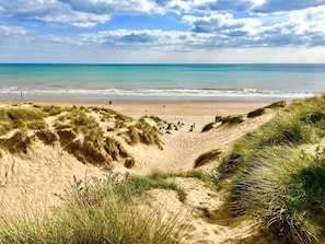 Beach nearby - Camber Cottage - a cottage that sleeps 8 guests in 4 bedrooms (Rye)