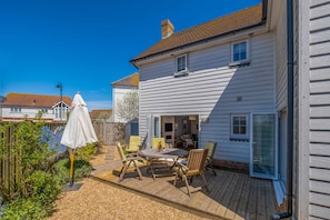Outdoor dining - Camber Cottage - a cottage that sleeps 8 guests in 4 bedrooms (Rye)