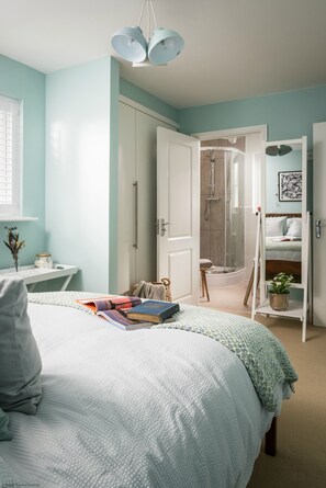 4 bedrooms, travel crib, internet - Rye Bay House -  a cottage that sleeps 8 guests  in 4 bedrooms (Rye)