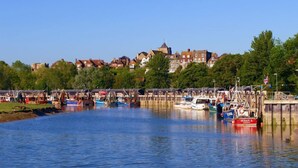 A marina with boats docked, a clear sky, and houses in the background. - Rye Bay House -  a cottage that sleeps 8 guests  in 4 bedrooms (Rye)