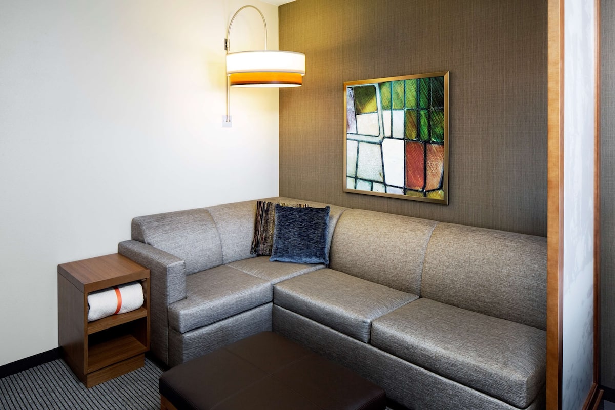 premium bedding, down duvets, tempur-pedic beds, in-room safe