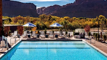 Una piscina al aire libre de temporada, camas de piscina gratis