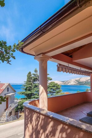 Property grounds - Holiday apartment 100 m from the Adriatic Sea (Stara Baška)