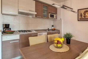 Kjøleskap, mikrobølgeovn, kokeplater og kaffetrakter/tekoker