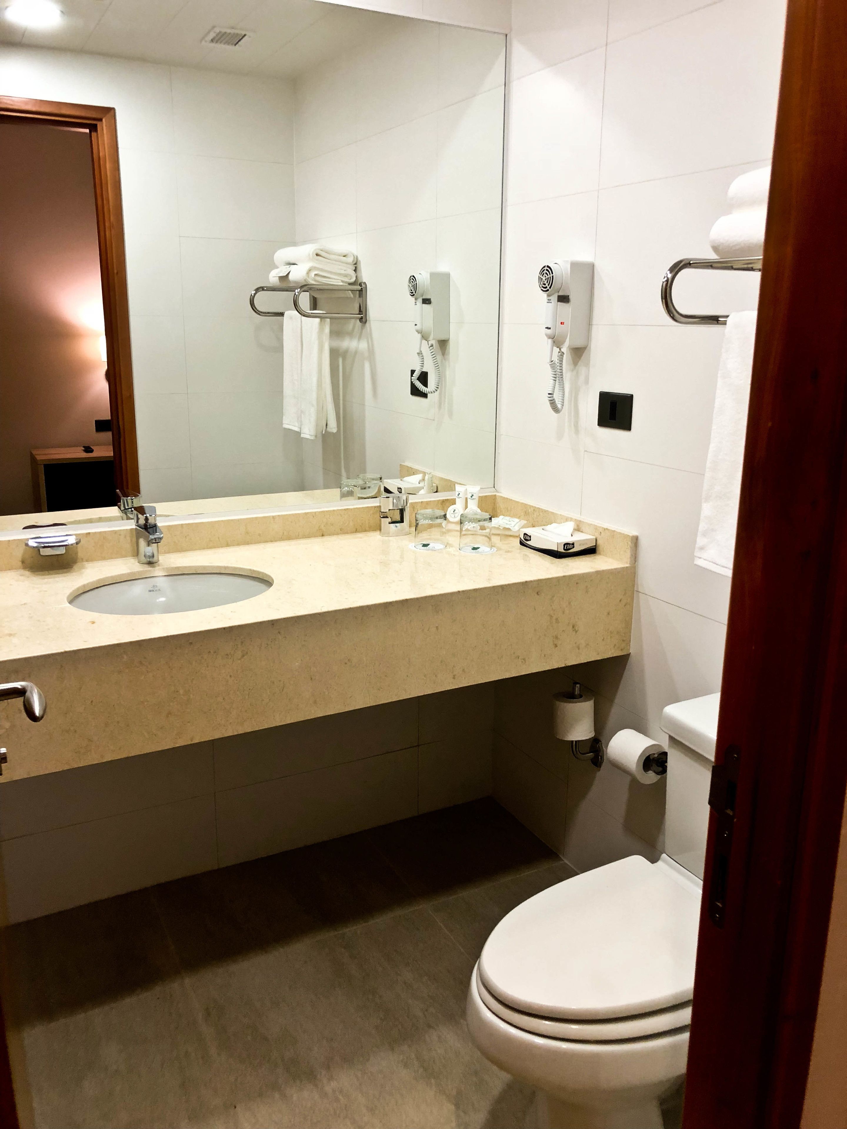 apartment standard | bathroom | combined shower/bathtub, free toiletries, towels