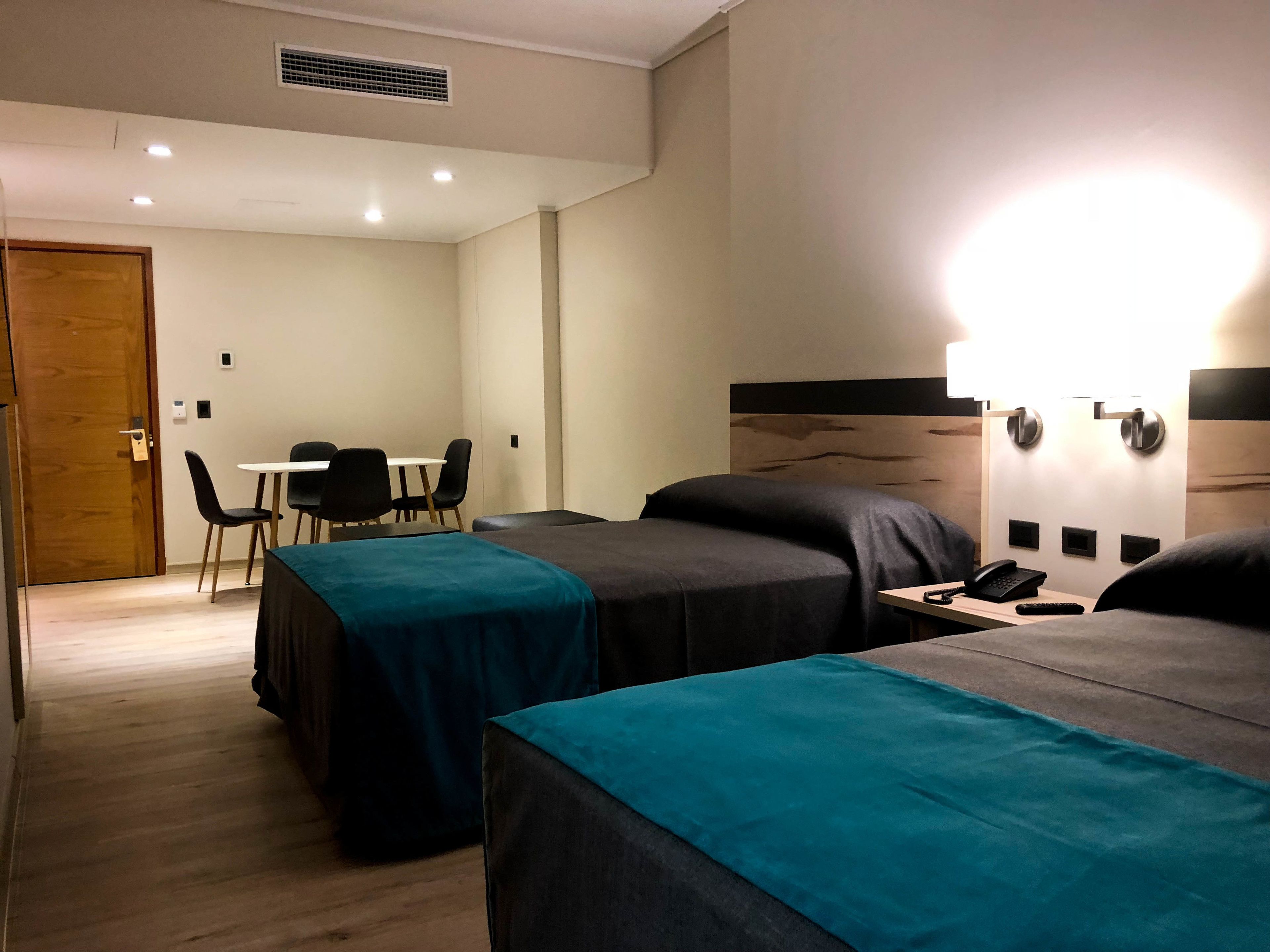 Apartment Doble | Minibar, in-room safe, desk, soundproofing