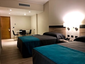 Apartment Doble | Minibar, caja de seguridad en la habitación y escritorio