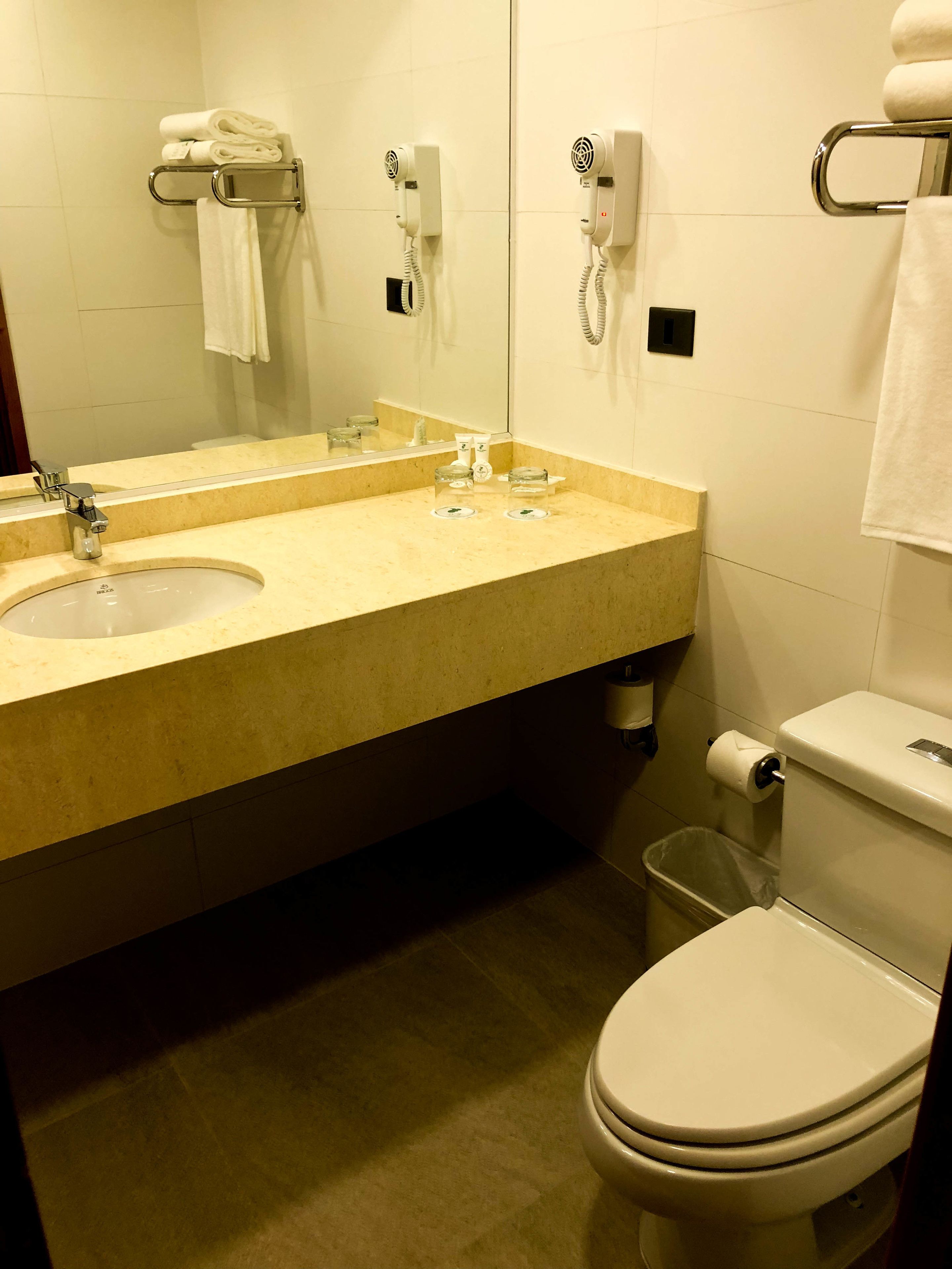 apartment doble | bathroom | combined shower/bathtub, free toiletries, towels