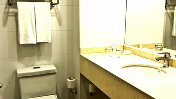 Standard-Doppelzimmer | Badezimmer