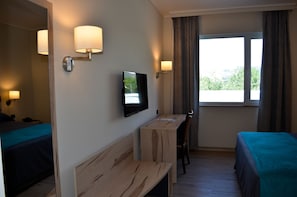 Standard-Einzelzimmer | Minibar, Zimmersafe, Schreibtisch, schallisolierte Zimmer