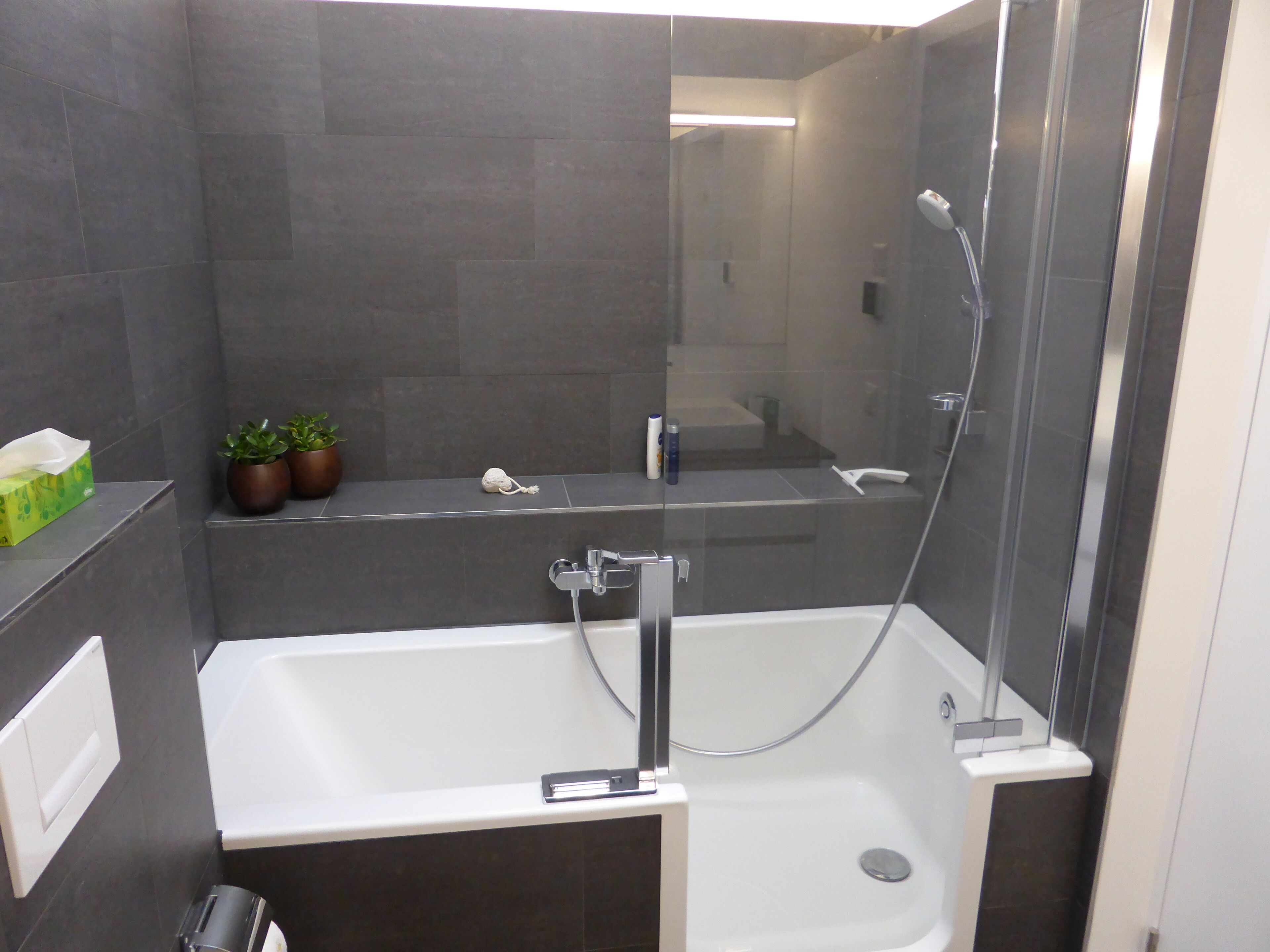 Ensemble douche/baignoire, sèche-cheveux, serviettes fournies, savon