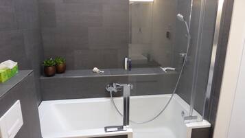Ensemble douche/baignoire, sèche-cheveux, serviettes fournies, savon