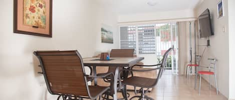 Appartement, 2 chambres | Repas dans la chambre