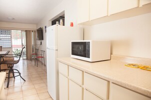 Cafetera/tetera, refrigerador con freezer, microondas, horno