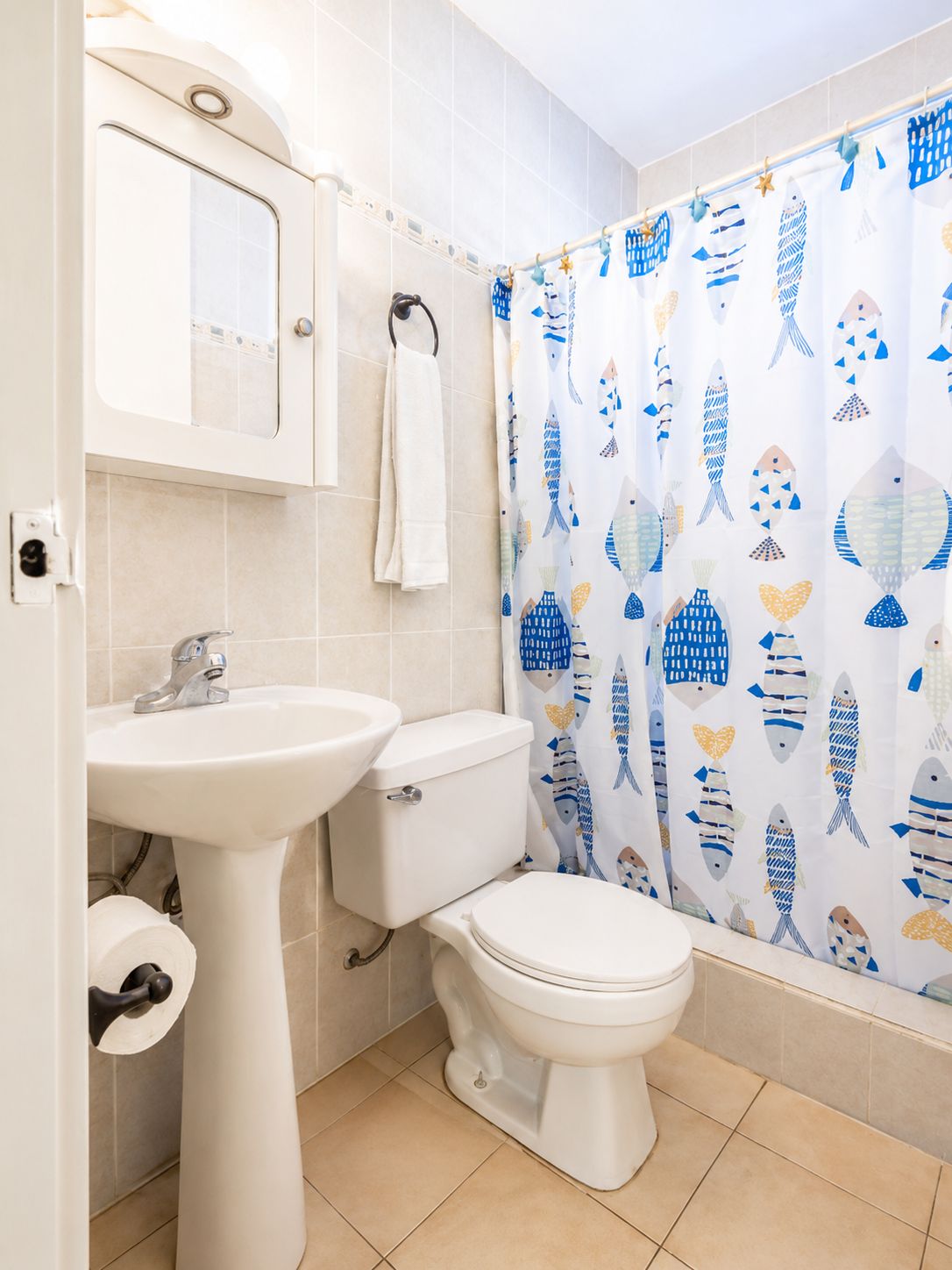 Ducha, artículos de higiene personal gratuitos y toallas