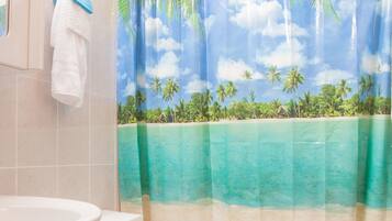 Lejlighed - 2 soveværelser | Badeværelse | Bruser, gratis toiletartikler, håndklæder