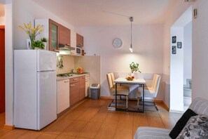 Fridge, microwave, stovetop, coffee/tea maker - Holiday apartment with two bedrooms (Stara Baška)