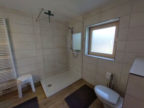 Shower, towels - Apartment 80 sqm, 2 bedrooms, balcony and terrace (Piding)