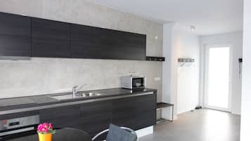 Fridge, oven, dishwasher, coffee/tea maker