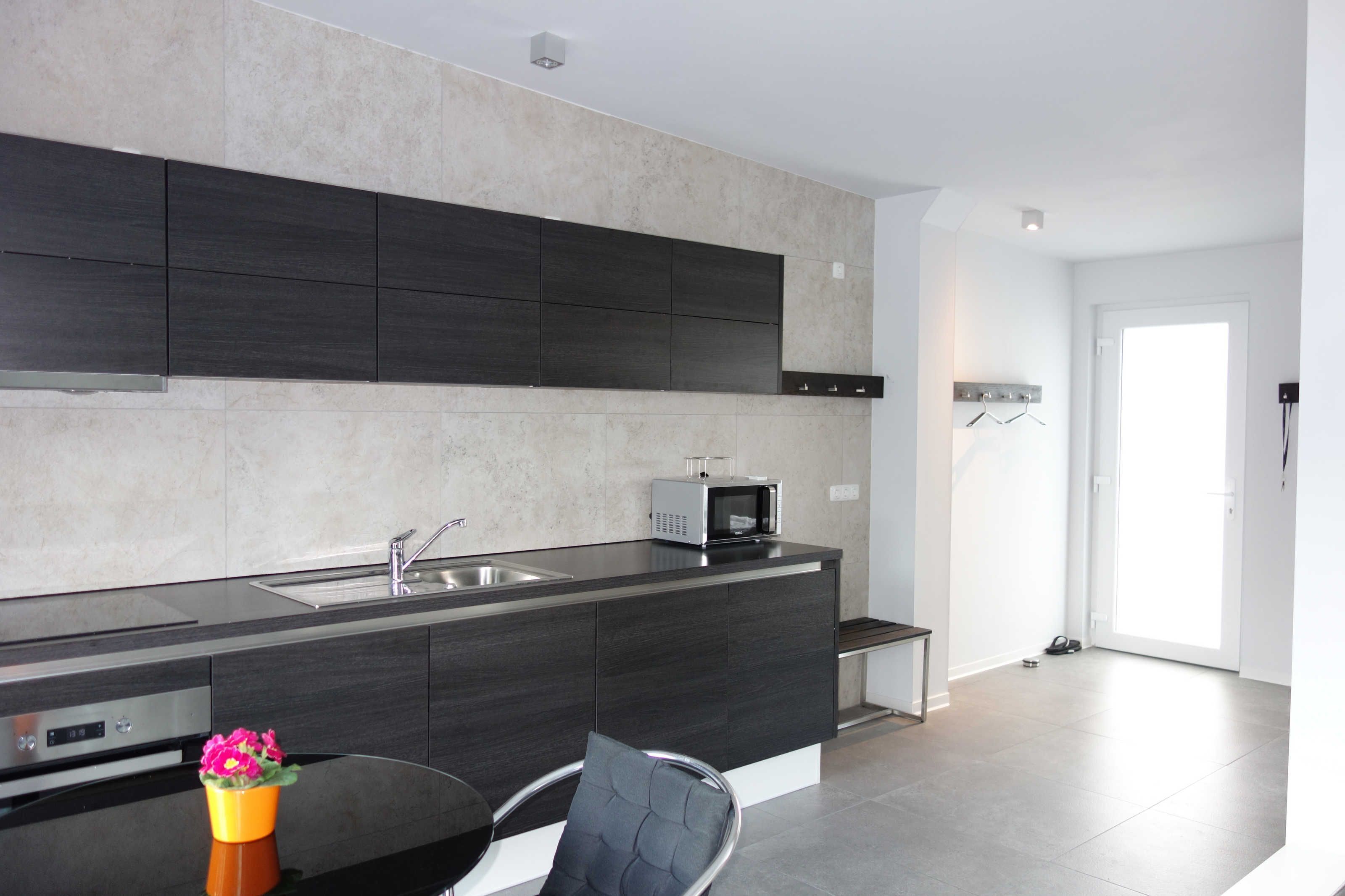 Kühlschrank, Ofen, Geschirrspüler, Wasserkocher mit Kaffee-/Teezubehör